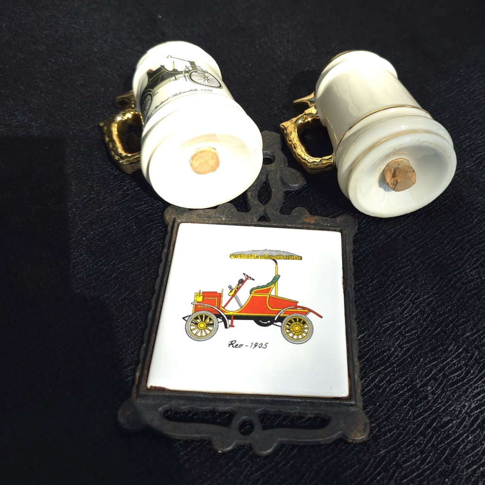 Vintage Car Themed salt & Pepper Shakers With Cast Iron & Tile Stand - Picture 4 of 5